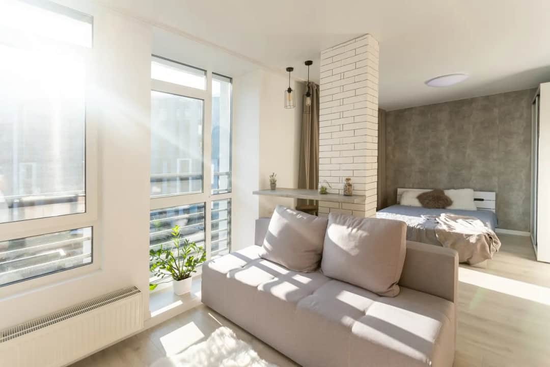 Jak urządzić kawalerke, by uniknąć chaosu i zyskać stylową przestrzeń