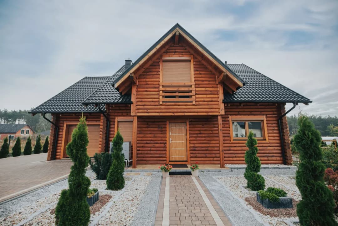 Ile kosztuje budowa małego domu z drewna? Sprawdź, co wpływa na ceny