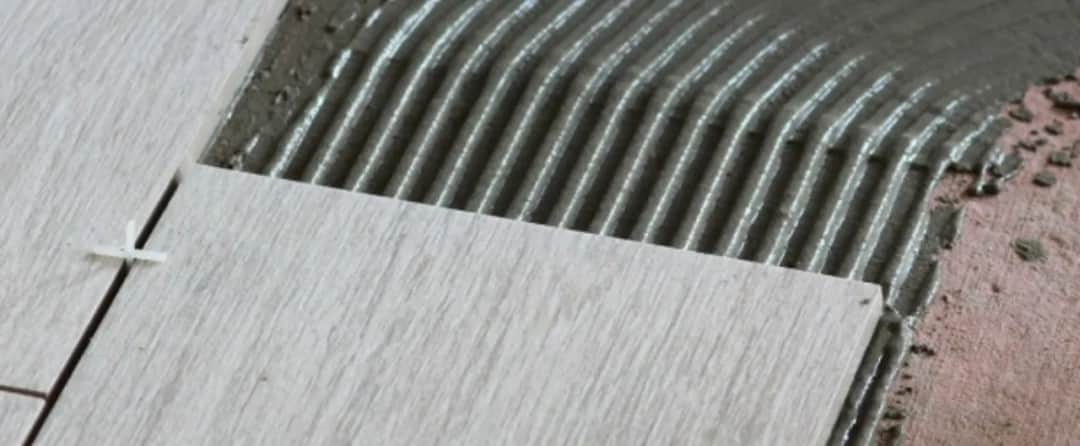 Jaki klej do gresu wybrać, aby uniknąć problemów z montażem?