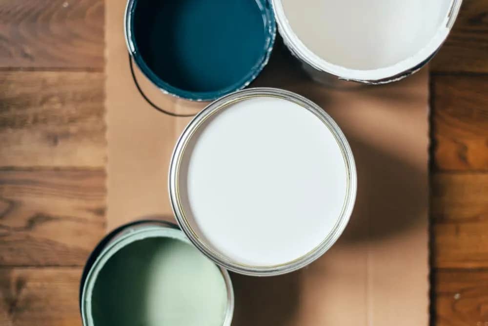 Gdzie wyrzucić farby po remoncie, aby uniknąć problemów z prawem?