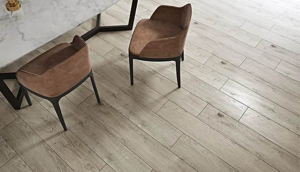 Jaka fuga do gresu drewnopodobnego? Wybierz najlepszą opcję dla siebie